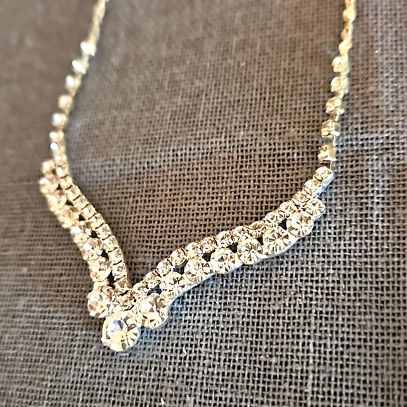Clear crystals V necklace wedding, prom, formal lovely! Adjustable length - Picture 1 of 6